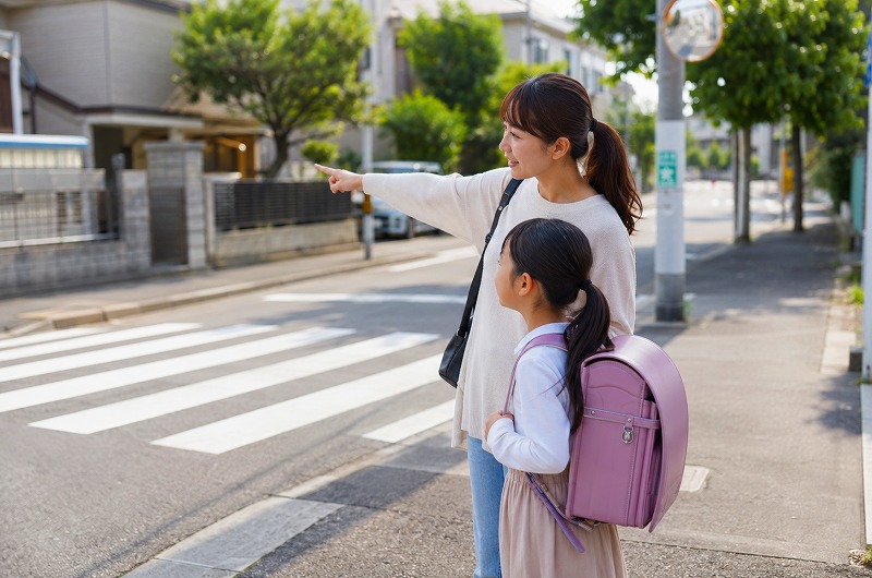 親子で通学路を確認して登下校の安全対策をする様子