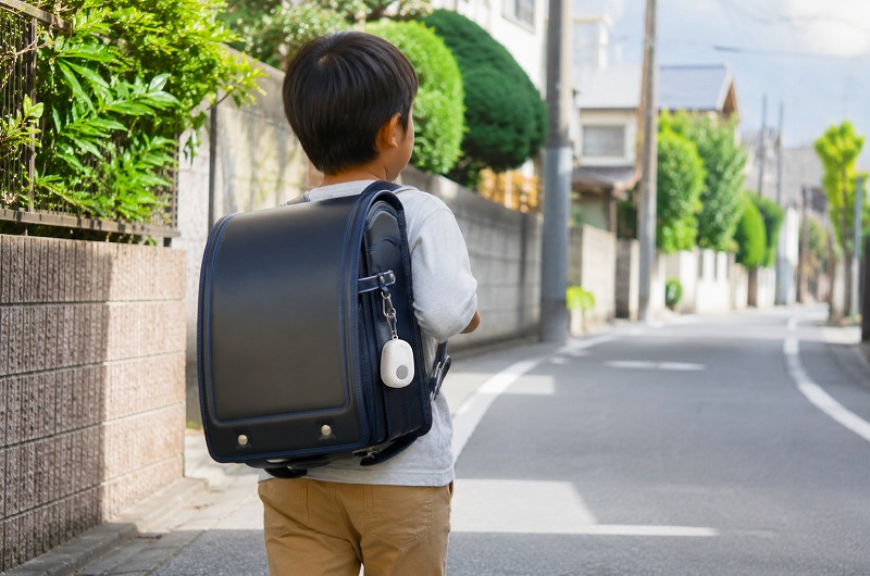 防犯ブザーを付けたランドセルで登下校する子ども